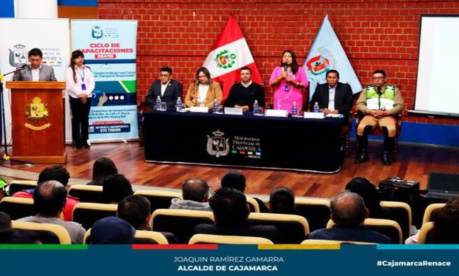 📌El transporte público de pasajeros siempre tiene sus aristas en cuanto a calidad del servicio a la población, por ello, la gerencia de Transporte y Seguridad Vial de la Municipalidad Provincial de Cajamarca, está intensificando la capacitación a conductores y a los propios empresarios de mototaxis, con la finalidad de mejorar la atención a los usuarios y en el ordenamiento de este importante sector.
✅El presidente de la comisión de transporte y seguridad vial, Segundo Castañeda Díaz, señaló que existe el firme compromiso de la gestión del alcalde Joaquin Ramírez Gamarra de impulsar acciones que ayuden al ordenamiento de transporte público en nuestra ciudad. 
🤝Estas capacitaciones tienen el respaldo del Ministerio Público, Policía Nacional y del INDECOPI, en temas afines a las reglas de tránsito, comisión de delitos y falta, entre otros. Los empresarios transportistas calificaron de importantes este tipo de capacitaciones, porque es la mejor manera de mantener una relación fluida de entendimiento entre el sector que dirigen y las autoridades municipales en este afán común de brindar un mejor servicio a la comunidad y buscar los mecanismos para alcanzar el ordenamiento del tránsito vehicular en la ciudad.