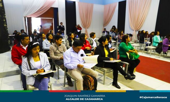 📌La Municipalidad Provincial de Cajamarca a través de la gerencia de Desarrollo Ambiental, realizó esta mañana la II Reunión de la Comisión Ambiental Municipal y la juramentación de los miembros del comité directivo de la Comisión Ambiental (CAM) – 2024.
✍️De acuerdo a la Ordenanza Municipal N° 856- CMPC la CAM tiene como finalidad concertar y coordinar la política nacional del ambiente en el ámbito local, promoviendo el diálogo y el acuerdo entre los actores público, privado y de la sociedad civil.
🌲La CAM quedó conformado por la presidente de la comisión de Desarrollo Ambiental Dr. Julia Guerrero Suarez, el gerente de Desarrollo Ambiental, Ing. Pedro Injante Silva  asumirá la función de la secretaria técnica, como vocal 1 asumirá, Marjorí  Vega Eros  de la UPN, Vocal 2, Marina Pérez Osorio del  ANA.
✅Asimismo, la integran un representante de las municipalidades distritales, de la Sociedad Civil ONGs, de Colegios Profesionales, Empresas Privadas, la UGEL Cajamarca, de la UNC, UPN, Cámara de Comercio, Empresas Mineras, Autoridad Administrativa del Agua Marañon – AAA, Mesa de Concertación de Lucha Contra la Pobreza, representante de las Juntas Vecinales y un representante de las Organizaciones de Jóvenes Ambientales.