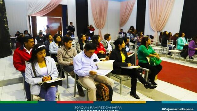 📌La Municipalidad Provincial de Cajamarca a través de la gerencia de Desarrollo Ambiental, realizó esta mañana la II Reunión de la Comisión Ambiental Municipal y la juramentación de los miembros del comité directivo de la Comisión Ambiental (CAM) – 2024.
✍️De acuerdo a la Ordenanza Municipal N° 856- CMPC la CAM tiene como finalidad concertar y coordinar la política nacional del ambiente en el ámbito local, promoviendo el diálogo y el acuerdo entre los actores público, privado y de la sociedad civil.
🌲La CAM quedó conformado por la presidente de la comisión de Desarrollo Ambiental Dr. Julia Guerrero Suarez, el gerente de Desarrollo Ambiental, Ing. Pedro Injante Silva  asumirá la función de la secretaria técnica, como vocal 1 asumirá, Marjorí  Vega Eros  de la UPN, Vocal 2, Marina Pérez Osorio del  ANA.
✅Asimismo, la integran un representante de las municipalidades distritales, de la Sociedad Civil ONGs, de Colegios Profesionales, Empresas Privadas, la UGEL Cajamarca, de la UNC, UPN, Cámara de Comercio, Empresas Mineras, Autoridad Administrativa del Agua Marañon – AAA, Mesa de Concertación de Lucha Contra la Pobreza, representante de las Juntas Vecinales y un representante de las Organizaciones de Jóvenes Ambientales.