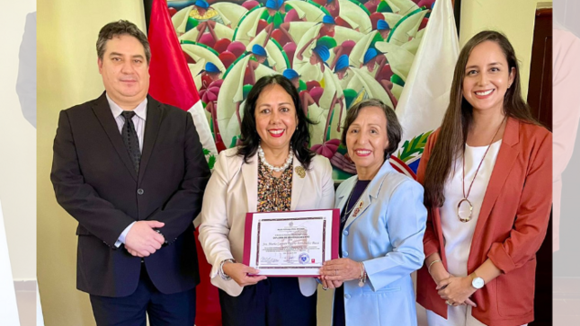 Embajada del Perú en República Dominicana reconoce a mujer peruana en el marco del Día Internacional de la Mujer