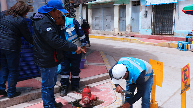 Aperturan válvulas del nuevo sistema de abastecimiento de agua potable e inician trabajos de limpieza y purga previos a la instalación de medidores. 