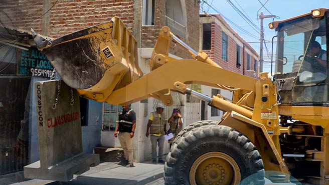 Con bloques de concreto clausuran tres bares informales