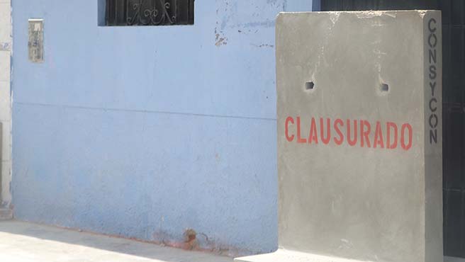 Con bloques de concreto clausuran tres bares informales