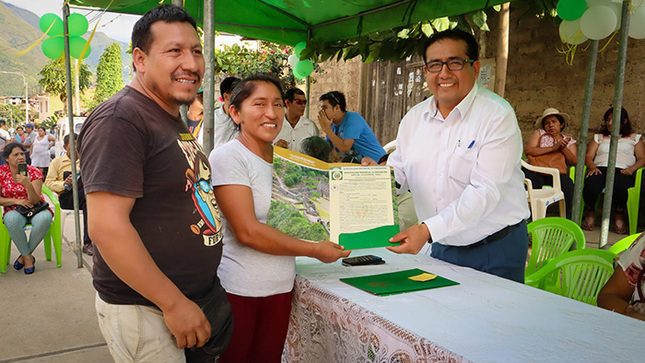 22 familias de la APV Nueva Alianza segunda etapa reciben títulos de propiedad