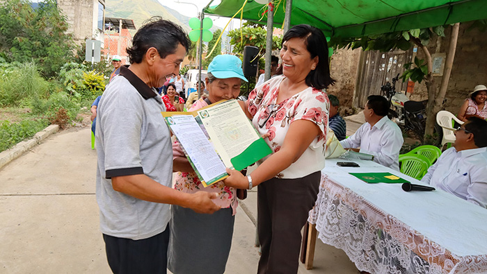 22 familias de la APV Nueva Alianza segunda etapa reciben títulos de propiedad