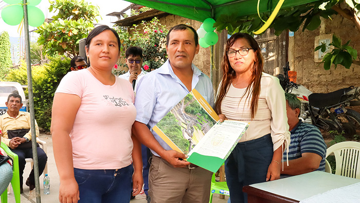 22 familias de la APV Nueva Alianza segunda etapa reciben títulos de propiedad