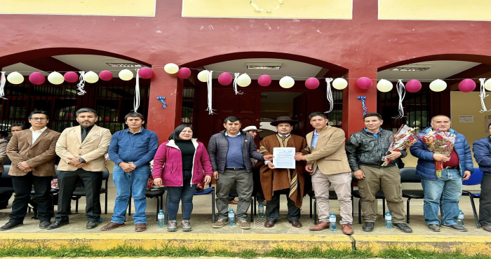 Director Regional De Salud Entrega Resolución De Creación Del Puesto De Salud Quinhuaragra