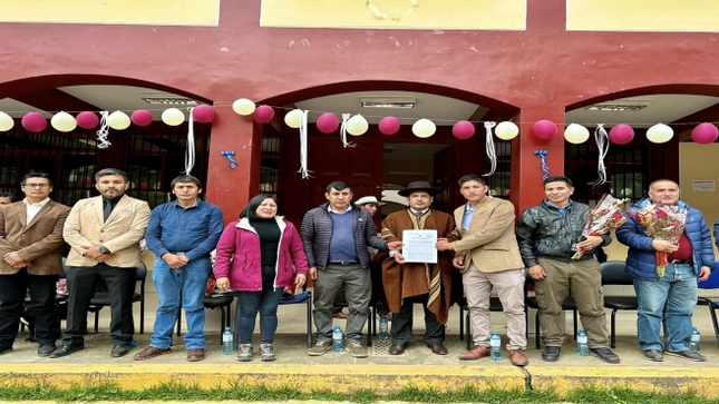 Director Regional De Salud Entrega Resolución De Creación Del Puesto De Salud Quinhuaragra