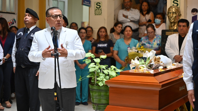 Dr. Carlos Urbano Durand, director General en el homenaje póstumo al Dr. Roberto Luis Shimabuku Azato