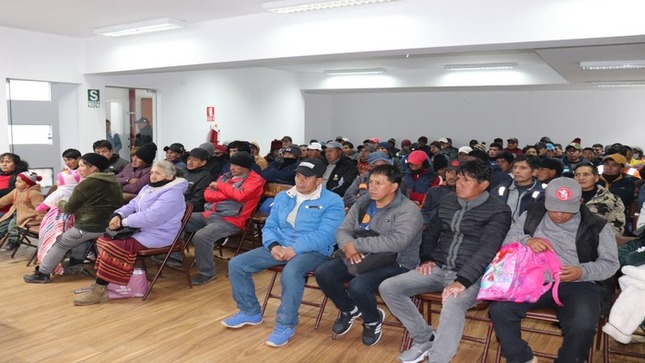 Capacitan en prevención de riesgos eléctricos a trabajadores de 
construcción civil en Pasco
