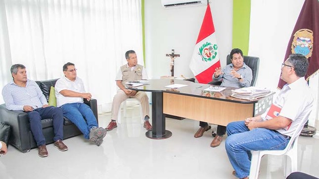 El alcalde provincial de Huarmey, Cavino Cautivo Grasa, firmó el acta de compromiso para la implementación del proyecto de “Fortaleciendo seguridad con energía”, con la empresa Hidrandina