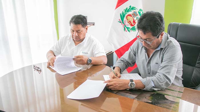 El alcalde provincial de Huarmey, Cavino Cautivo Grasa, firmó el acta de compromiso para la implementación del proyecto de “Fortaleciendo seguridad con energía”, con la empresa Hidrandina