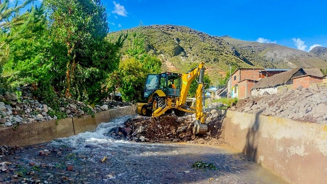  Maquinaria pesada, realiza trabajos de descolmatación del cauce de río en la localidad de Totora, distrito de Cotaruse - Aymaraes