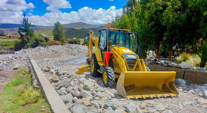 Maquinaria pesada, realiza trabajos de descolmatación del cauce de río en la localidad de Totora, distrito de Cotaruse - Aymaraes