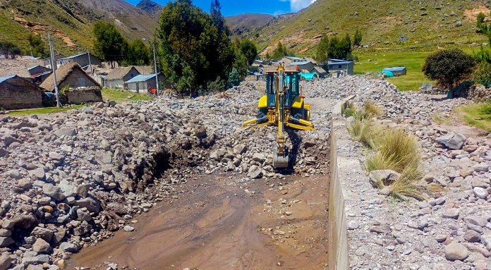 Maquinaria pesada, realiza trabajos de descolmatación del cauce de río en la localidad de Totora, distrito de Cotaruse - Aymaraes