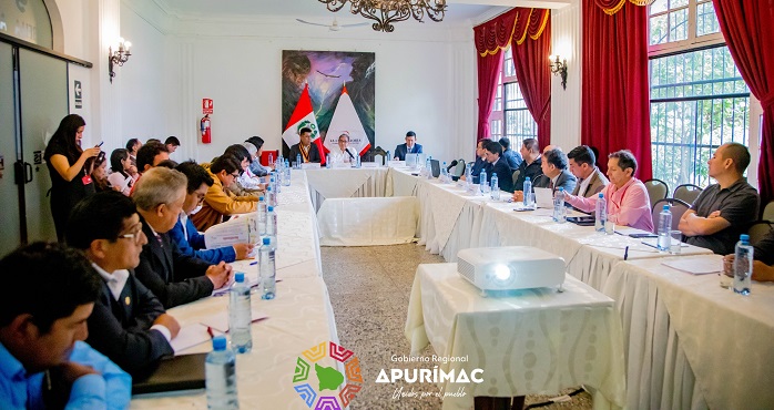 Gobernador regional y contralor general de la república sostienen importante reunión para reactivar obras en Apurímac