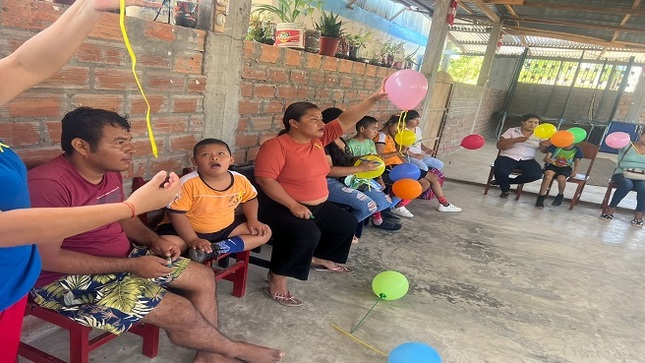 Padres y estudiantes en plena celebración.