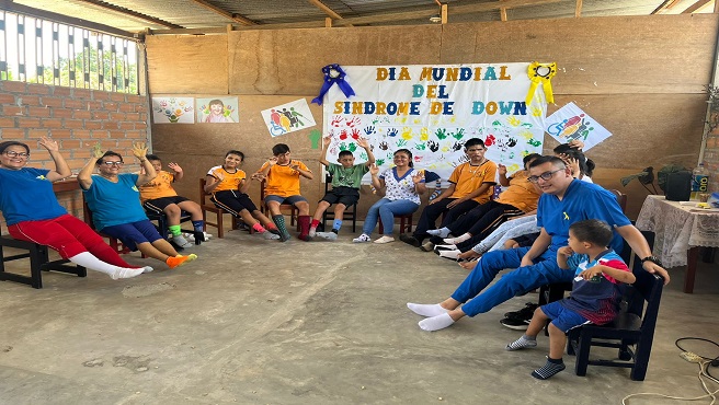 Niños participan de la celebración.