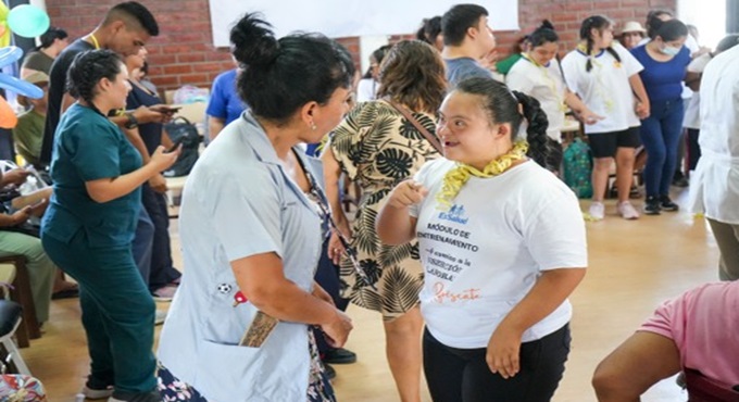 Médicos de EsSalud bailan con sus pacientes en el Día Mundial del Síndrome de Down