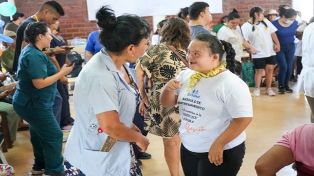 Médicos de EsSalud bailan con sus pacientes en el Día Mundial del Síndrome de Down
