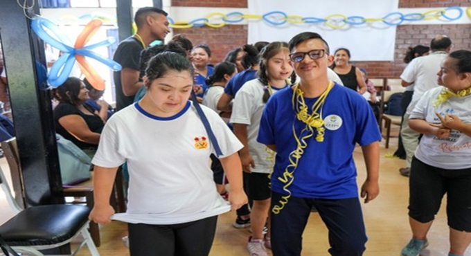 Médicos de EsSalud bailan con sus pacientes en el Día Mundial del Síndrome de Down
