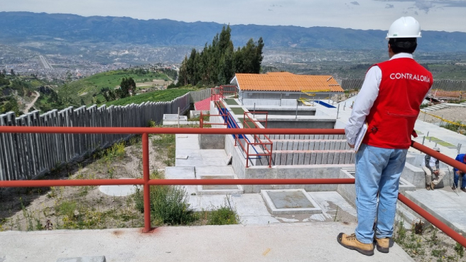 La Contraloría General alertó a la Municipalidad Distrital de Carmen Alto que la obra de creación de los servicios de agua potable y alcantarillado en nueve asociaciones del sector de Yanama, distrito de Carmen Alto, se ejecutan sin cumplir las especificaciones técnicas en algunas de sus estructuras.