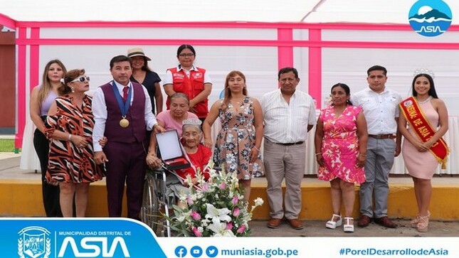 Como parte de la celebración del Día Internacional de la Mujer, la Municipalidad Distrital de Asia liderado por el alcalde Isaias Alcántara Malasquez, rindió un significativo homenaje a todas las mujeres Asianas.
Durante la ceremonia, el alcalde hizo entrega de un reconocimiento a la señora Rosalina Caycho Chumpitaz, de 99 años de edad, como la vecina más longeva de nuestro distrito. También a Petronila Manco, de 80 años de edad, como la mujer emprendedora; a Cristina Manco Campos, como la mujer del campo; a Karina Arias Aburto, como la mujer artesana; a Felicita Narciso Orotingo, como la mujer de jardinería y áreas verdes; a Rosmery Flores Campos, como la mujer solidaria; a Juliana Becerra Saavedra, como la mujer coraje; y a Emiliana Arias Avalos, como la mujer de barrido y limpieza pública.