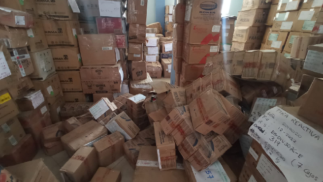 La Contraloría General detectó que la Dirección Regional de Salud (Diresa) Áncash gastó de manera innecesaria S/ 39 300 en el alquiler de un almacén particular para acopiar 24 toneladas de medicamentos e insumos médicos que vencieron entre los años 2005 y 2023, debido a que no se realizó el procedimiento para dar de baja y desechar dichos productos. 