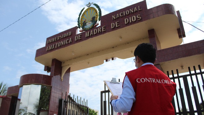 La Contraloría evidenció que dos alumnas de la Universidad Nacional Amazónica de Madre de Dios (UNAMAD), presentaron, sustentaron y aprobaron su tesis para optar al título profesional de enfermería en solo 36 días calendarios y cuando aún cursaban el décimo ciclo de la carrera. Además, se detectó que la investigación tenía inconsistencia en cuanto a los instrumentos de investigación empleados, lo que afectó los principios de legalidad, integridad y calidad académica.