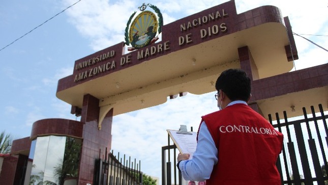 La Contraloría evidenció que dos alumnas de la Universidad Nacional Amazónica de Madre de Dios (UNAMAD), presentaron, sustentaron y aprobaron su tesis para optar al título profesional de enfermería en solo 36 días calendarios y cuando aún cursaban el décimo ciclo de la carrera. Además, se detectó que la investigación tenía inconsistencia en cuanto a los instrumentos de investigación empleados, lo que afectó los principios de legalidad, integridad y calidad académica.