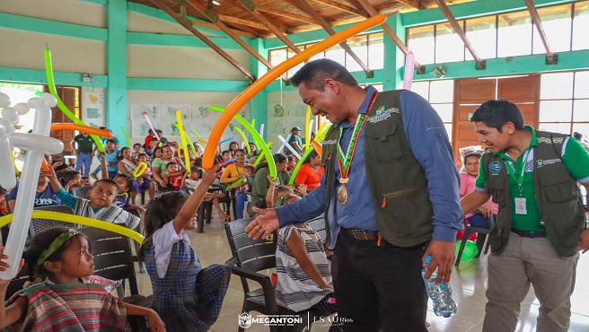 Municipalidad de Megantoni entrega material didáctico para la mejora de al educación inicial 