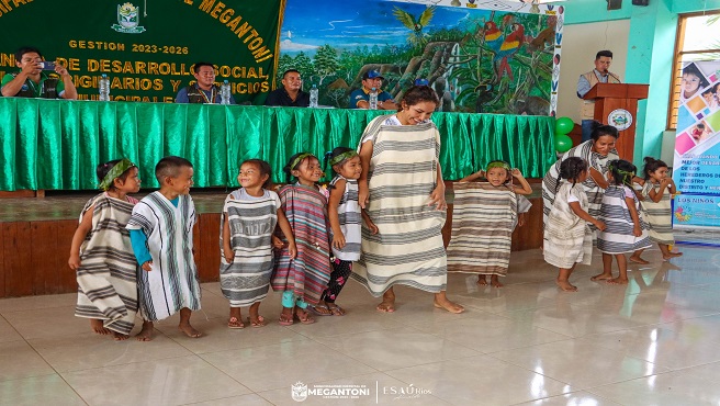 Municipalidad de Megantoni entrega material didáctico para la mejora de al educación inicial 