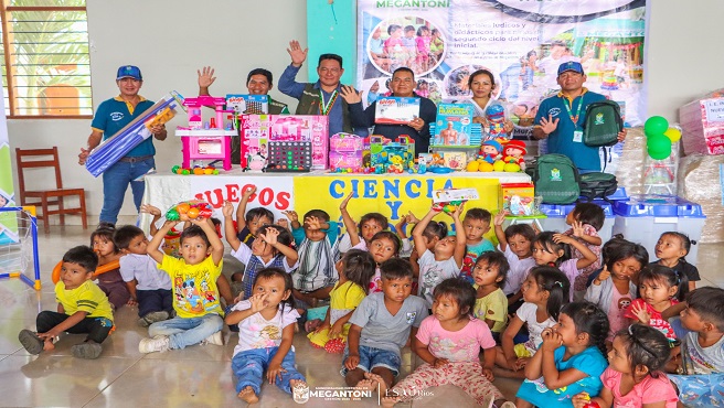 Municipalidad de Megantoni entrega material didáctico para la mejora de al educación inicial 