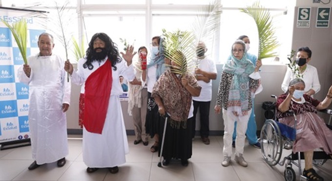 Pacientes de geriatría del Hospital Almenara realizan emotivo pasacalles por Domingo de Ramos