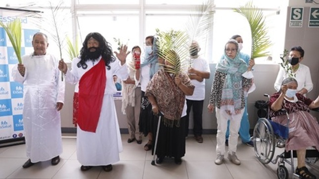 Pacientes de geriatría del Hospital Almenara realizan emotivo pasacalles por Domingo de Ramos