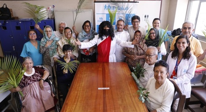 Pacientes de geriatría del Hospital Almenara realizan emotivo pasacalles por Domingo de Ramos