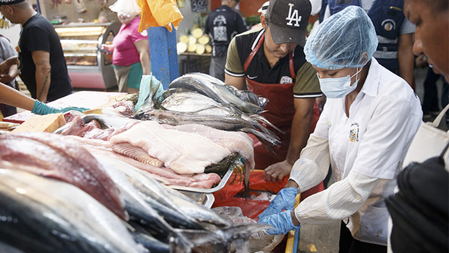 Inspectores intervinieron seis stands del mercado San Felipe ejecutando el plan Semana Santa Segura.