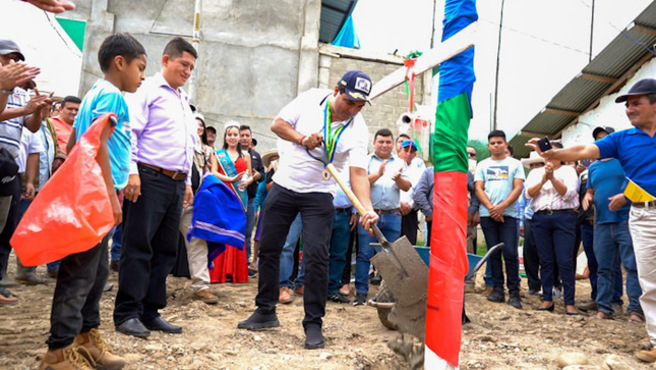 Gobernador inicia proyecto de electrificación en beneficio de 3 mil pobladores de Santo Domingo