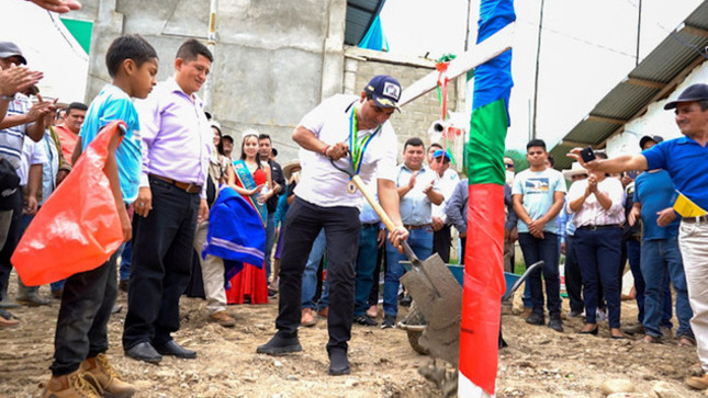 Gobernador inicia proyecto de electrificación en beneficio de 3 mil pobladores de Santo Domingo