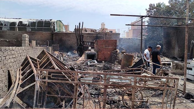 El incendio se habría originado por un corto circuito y se propagó en las viviendas al encontrar material inflamable.