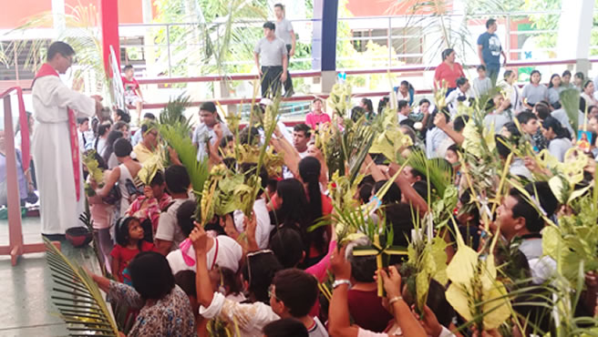 En I.E. Parroquial "Santa Cruz" se celebró misa de "Domingo de Ramos". como inicio de Semana Santa en Madre de Dios