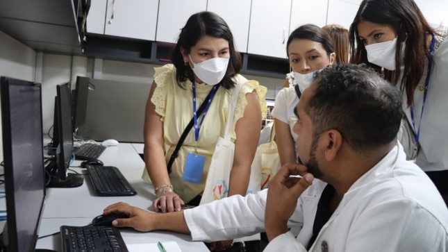 Especialistas del INEN Comparten Conocimientos y Experiencias con Delegación de Médicos Radioncólogos de ARCAL