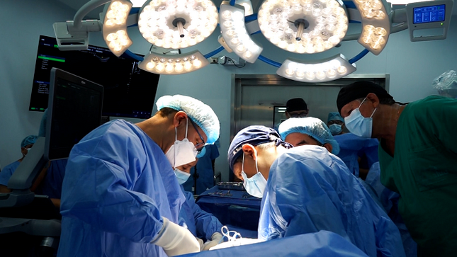 Hazaña médica: cirujanos de EsSalud salvan la vida de bebé realizando compleja operación dentro del útero materno