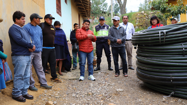 Alcalde provincial entrego material en favor de la comunidad de Cashapamba