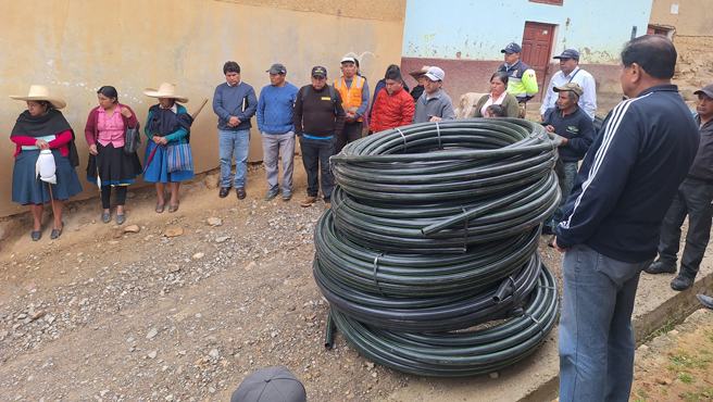 Alcalde provincial entrego material en favor de la comunidad de Cashapamba