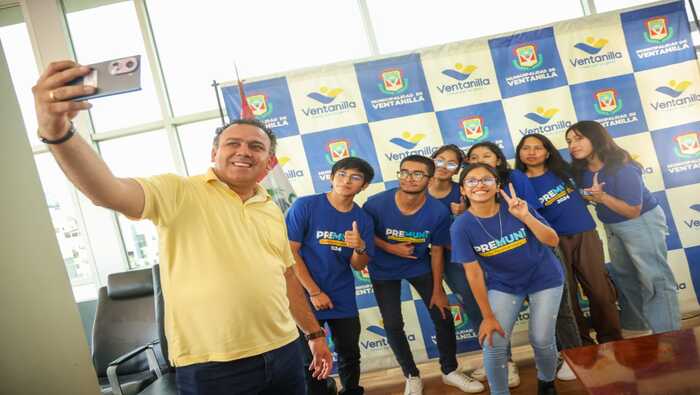 馃煛 Una decena de j贸venes ha demostrado que el esfuerzo siempre rinde sus frutos, quienes, despu茅s de recibir una preparaci贸n de calidad en el centro preuniversitario municipal "Pre Muni", han logrado ingresar a prestigiosas universidades de Lima. En un gesto de reconocimiento y apoyo, nuestro alcalde 饾悏饾悺饾惃饾惎饾悽饾惂饾惉饾惃饾惂 饾悤饾悮饾惉饾惇饾惍饾悶饾惓 comparti贸 un almuerzo de camarader铆a con estos estudiantes. En un ambiente lleno de alegr铆a y orgullo, los felicit贸 y les brind贸 su total respaldo, reafirmando su compromiso con ellos en esta nueva etapa universitaria que est谩n por emprender. 鈽猴笍馃檶馃徎