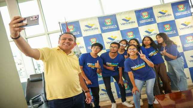 🟡 Una decena de jóvenes ha demostrado que el esfuerzo siempre rinde sus frutos, quienes, después de recibir una preparación de calidad en el centro preuniversitario municipal "Pre Muni", han logrado ingresar a prestigiosas universidades de Lima. En un gesto de reconocimiento y apoyo, nuestro alcalde 𝐉𝐡𝐨𝐯𝐢𝐧𝐬𝐨𝐧 𝐕𝐚𝐬𝐪𝐮𝐞𝐳 compartió un almuerzo de camaradería con estos estudiantes. En un ambiente lleno de alegría y orgullo, los felicitó y les brindó su total respaldo, reafirmando su compromiso con ellos en esta nueva etapa universitaria que están por emprender. ☺️🙌🏻

