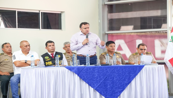 🟡 En la primera audiencia pública, nuestro alcalde 𝐉𝐡𝐨𝐯𝐢𝐧𝐬𝐨𝐧 𝐕𝐚𝐬𝐪𝐮𝐞𝐳 y miembros del CODISEC presentaron un plan de trabajo con el fin de mejorar la seguridad ciudadana en Ventanilla. Se fortalecerá el parque automotor con 5 nuevas camionetas para patrullaje integrado y 50 motos lineales, y se invertirá en la optimización de la iluminación a partir de julio. Los comisarios de cada sector del distrito también expusieron los avances en la lucha contra la delincuencia durante el primer trimestre de 2024. "Este esfuerzo conjunto entre la PNP y los vecinos organizados busca combatir la criminalidad y devolver la tranquilidad a la comunidad. Pronto, los vecinos verán el renovado parque automotor", aseguró el alcalde.