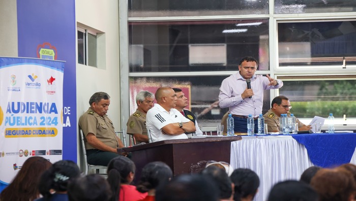 🟡 En la primera audiencia pública, nuestro alcalde 𝐉𝐡𝐨𝐯𝐢𝐧𝐬𝐨𝐧 𝐕𝐚𝐬𝐪𝐮𝐞𝐳 y miembros del CODISEC presentaron un plan de trabajo con el fin de mejorar la seguridad ciudadana en Ventanilla. Se fortalecerá el parque automotor con 5 nuevas camionetas para patrullaje integrado y 50 motos lineales, y se invertirá en la optimización de la iluminación a partir de julio. Los comisarios de cada sector del distrito también expusieron los avances en la lucha contra la delincuencia durante el primer trimestre de 2024. "Este esfuerzo conjunto entre la PNP y los vecinos organizados busca combatir la criminalidad y devolver la tranquilidad a la comunidad. Pronto, los vecinos verán el renovado parque automotor", aseguró el alcalde.