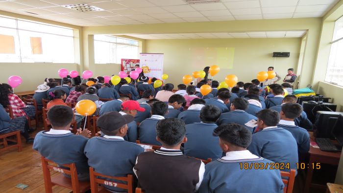 Estudiantes y docentes de la I.E.S. San José Llungo en Puno recibieron capacitación sobre el Mapa de Consumo en quechua, su lengua natal